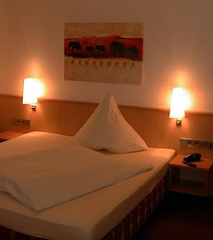 Hotel Lindenkrug 귀터슬로 외부 사진