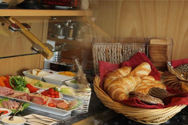 Hotel Lindenkrug 귀터슬로 외부 사진