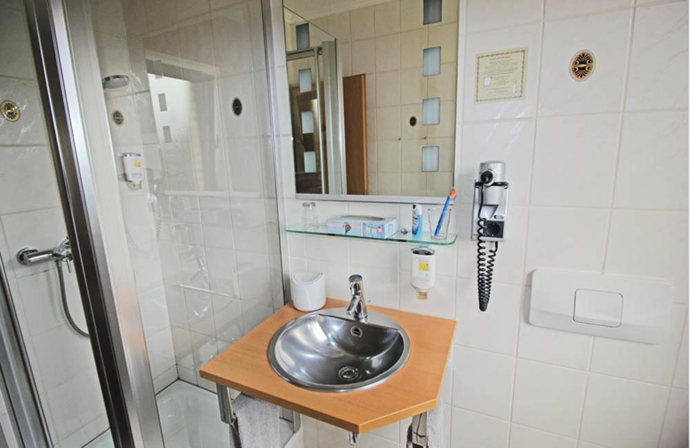 Hotel Lindenkrug 귀터슬로 객실 사진